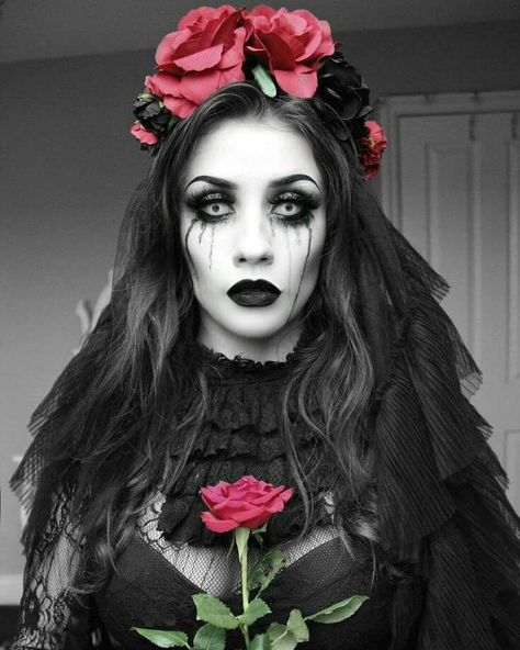 Black Widow Makeup, Dead Bride Costume, Halloween Bride Costumes, Goth Bride, Black Widow Costume, Gothic Halloween Costumes, Halloween Make-up Looks, Dead Bride, Halloween Bride