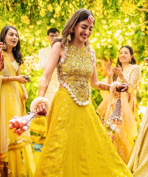 Boho Mehndi Outfit, Papa Dont Preach Haldi Outfit, Haldi Wedding Outfits, Bride Outfit For Haldi, Mehendi Dresses For Bridesmaid, Bridesmaids Haldi Outfits, Haldi Rasam Outfit, Haldi Ceremony Outfit New Design, Lehnga For Haldi Function