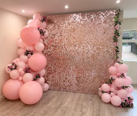 Sequin wall decorated with balloons for a beautiful backdrop Birthday Backdrop Ideas, Glitter Curtains, Shimmer Wall Backdrop, Photowall Ideas, Deco Ballon, Sequin Wall, 21st Birthday Decorations, Sequin Backdrop, Birthday Wall