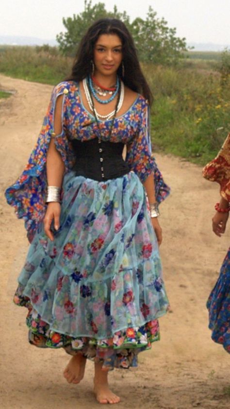 Gypsycore Fashion Women, Gypsiesoul Aesthetic, Romani Clothing Traditional, Romani Cosplay, Gypsycore Costume, Gypsycore Fashion Plus Size, Romani Dresses, Costume Romani, Romani Costume