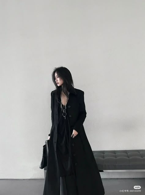 Fashion Gothic Modern, Modern Fairy Aesthetic Clothes, Dark Romance Outfit, Classy Goth Aesthetic, Elegant Women Outfit, Modern Gothic Fashion, Dark Fashion Aesthetic, Minimal Goth, Asian Goth