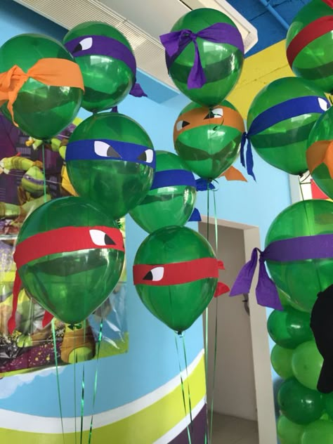 Ninja Turtle Halloween Party, Tmnt Table Decor, Ninja Turtles Party Games, Ninja Turtle Snack Ideas, Ninja Turtles First Birthday, Ninja Turtle Table Decorations, Ninja Turtle Themed Birthday Party, Tmnt Centerpiece Ideas, Ninja Turtle Balloon Garland