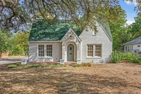 Single Story Cottage Exterior, One Story English Cottage, Small European Cottage House Plans, One Story Cottage Exterior, Traditional Cottage Exterior, Small French Cottage House Plans, Small Fairytale Cottage Floor Plans, Cottages Plan, Tutor Cottage