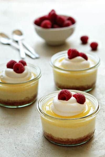 Lemon Cheesecake in a Jar | My Baking Addiction Mason Jar Cheesecake, Mason Jar Desserts Recipes, Mini Lemon Cheesecakes, Cheesecake Wedding Cake, Individual Cheesecakes, Lemon Cheesecake Recipes, Mason Jar Desserts, No Bake Lemon Cheesecake, Lemon Cheese