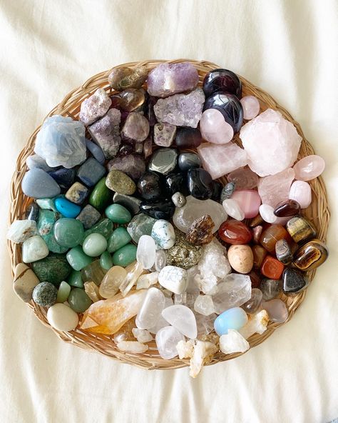 Healing Crystals Aesthetic, Meditation Room Design, Host Ideas, Spiritual Baddie, Crystal Witch, Crystal Flowers, Crystal Aesthetic, Crystal System, Lavender Sage