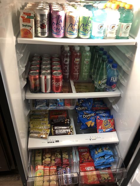 Wow fridge in model home. Fridge Organization Snacks, Mini Fridge With Snacks, Mini Fridge Ideas Food, Snack Fridge Organization, Foodstuffs In Fridge, Snacks For Fridge, Food Stuff In Fridge, Healthy Food Fridge, Wow Fridge Apartment