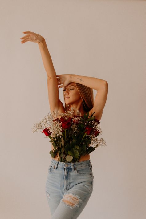 Budior Photoshoot Ideas Flowers, Women Photoshoot With Flowers, Self Portrait Photography Flowers, Flower Boutique Photoshoot, Flower On Chest Photoshoot, Diy Flower Top Photoshoot, Flower Bouquet Photoshoot Aesthetic, Flower Bouquet Shirt Photoshoot, Simple Valentine Photo Shoot