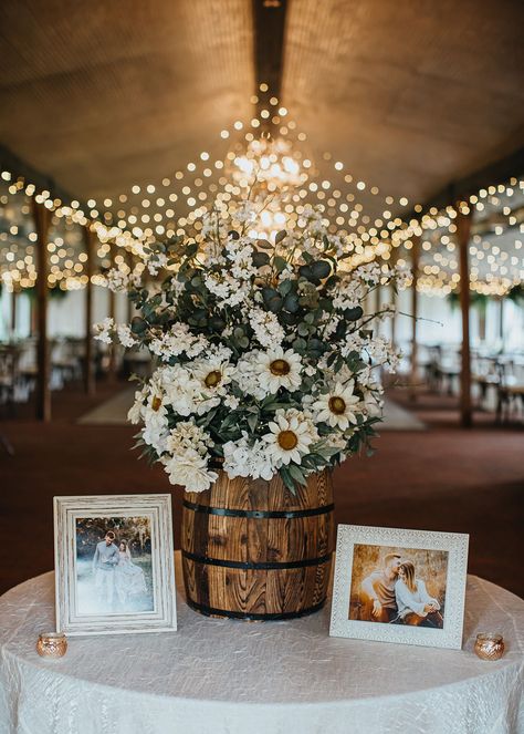 Rustic Wedding Entrance Ideas, Country Wedding Entrance Decor, Rustic Wooden Wedding Decor, Wedding Table Decorations Country, Country Ranch Wedding, Ranch Wedding Decorations Ideas, Southern Inspired Wedding, April Bouquet Wedding, Classy Rustic Wedding Centerpieces