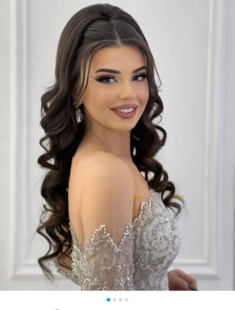 Bollywood Curls Hairstyles, Arabic Wedding Hairstyles, Peinados De Quinceanera Suelto, Quince Mom Hairstyles, Peinados De Graduacion Suelto, Elegant Hairstyles For Long Hair Formal, Hairstyles For A Wedding Guest, Peinados Para Graduacion Sueltos, Half Up Half Down Wedding Hair Long