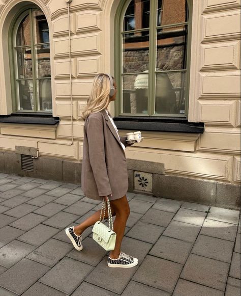 Dior Sneakers Outfit, Neutral Blazer, Casual Spring Outfit, Work Outfit Inspiration, Sneaker Outfits Women, Dior Sneakers, Fall Winter Trends, Blazer Style, Summer Dress Outfits