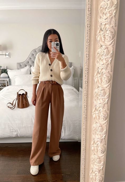 Dress Pants Fall Outfit, Dress Down Dress Pants, Professional Outfit Sneakers, Casual Outfit With Dress Pants, Flat Pants Outfit, Office Clothes With Sneakers, Trousers And Tennis Shoes, Wide Leg Trouser With Sneakers, Wide Leg Trousers Outfit Sneakers