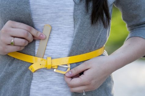 how-to tie a skinny belt. Now that I know how to do it, I will be putting it to good use. Belt Too Big Hack, How To Tie A Belt, Belt Knot, Belt Knots, How To Wear Belts, Plus Size Dress Clothes, Womens Dress Clothes, Yellow Belt, Plus Size Dress Outfits