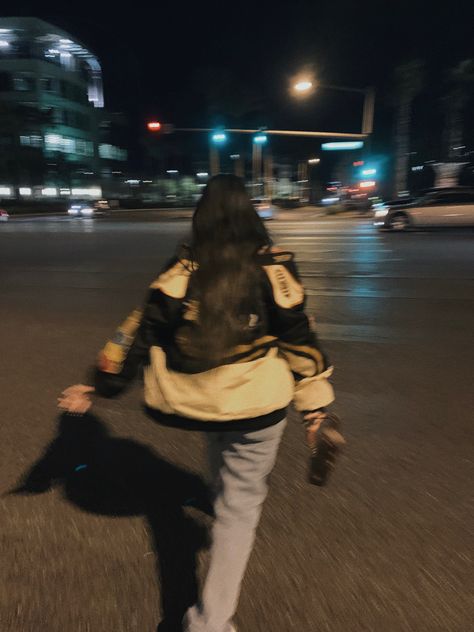 crosswalk. girl. brunette. m&m jacket. cute outfit. night. aesthetic Workout Gym Aesthetic, Love Quotes Aesthetic, Brunette Aesthetic, Photos For Instagram, Cute Pose, Cute Brunette, Foto Poses, Night Photos, Trik Fotografi