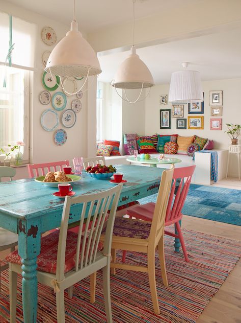 Colorful Painted Dining Table Inspiration - Addicted 2 Decorating® #painteddiningtable #handpainteddiningtable #shabbychicdiningtable #cottagestylediningroom Estilo Kitsch, Shabby Chic Decorating, Apartment Dining Room, Apartment Dining, Shabby Chic Table, House Of Turquoise, Chic Table, Colorful Chairs, Pretty Decor