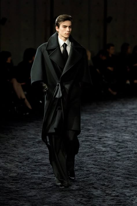 Saint Laurent Men’s Fall 2024 Ready-to-Wear Collection at Paris Fashion Week Male Night Out Outfit, Fall Fashion 2024 Men, Men’s Fashion Week, Ysl Suits Men, Men’s Tailoring, Runway Mens Fashion, Haute Couture Fashion Men, Hedi Slimane Saint Laurent, Man Fashion 2024