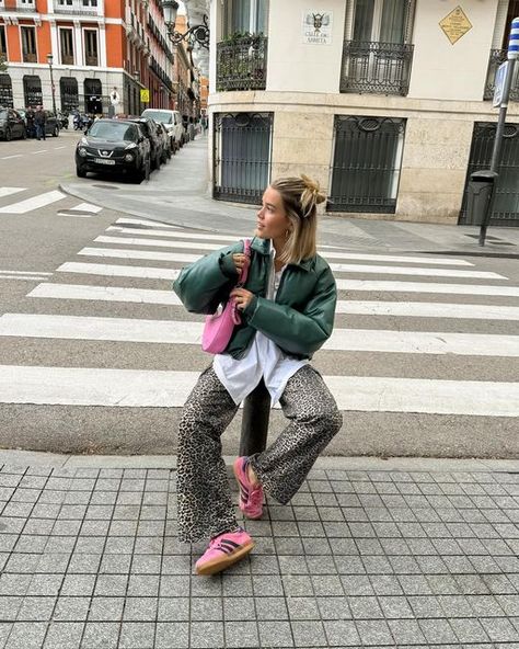 Lucía De Luis ツ on Instagram: "love the fit 🩷 @pullandbear #pullandbearcommunity" Pink Gazelles, Adidas Gazelle Outfit, Looks Adidas, Samba Outfit, Leopard Print Jeans, Looks Pinterest, Leopard Print Pants, Leopard Pants, Winter Mode