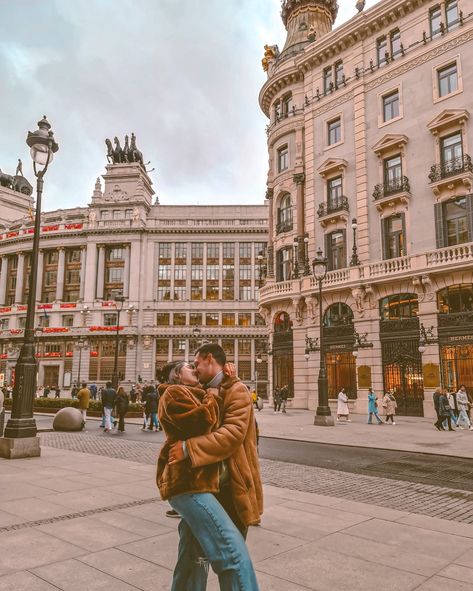 Madrid Photoshoot Ideas, Madrid Spring Outfits, Madrid Aesthetic Girl, Madrid Spain Outfit Idea, Spain Moodboard, Traveling Poses, Madrid Photoshoot, Madrid Photo Ideas, Spain Couple