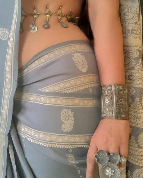 Indian Accessories Aesthetic, Saree With Jewellery Ideas, Apsara Aesthetic, Accessories For Saree, Indian Fashion Aesthetic, Indian Outfit Aesthetic, Indian Woman Aesthetic, Indian Traditional Aesthetic, Belly Aesthetic