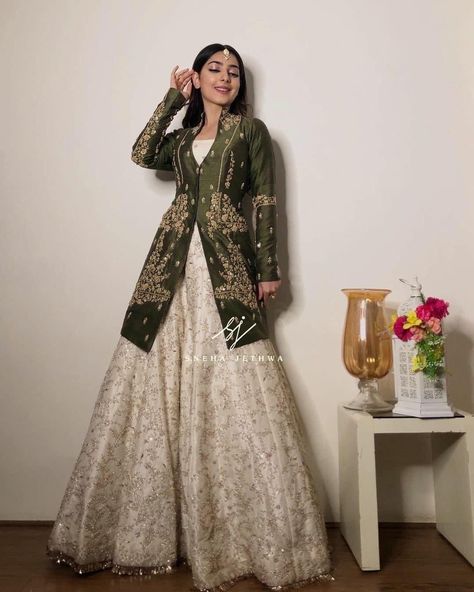 Jeket Style Lehnga, Jacket Style Dresses Indian, Lehenga With Jacket, Jacket Style Blouse, Jacket Style Lehenga, Cream Lehenga, Glam Winter Wedding, Feminine Jacket, Velvet Outfits