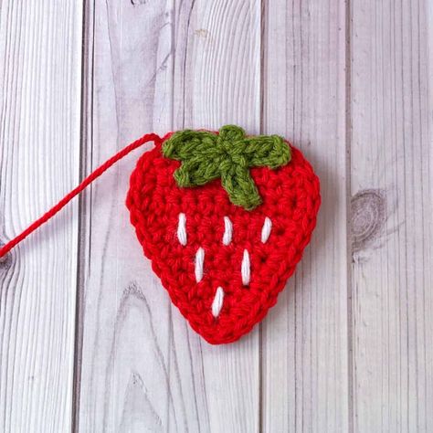 Crochet Strawberry Earrings Pattern, Flat Strawberry Crochet Pattern, Crochet Ladybug Applique, Crochet Flat Strawberry, Crochet Strawberry Applique Pattern Free, Strawberry Applique Crochet, Crochet Mini Applique, Cute Crochet Appliques, Strawberry Crochet Pattern Free