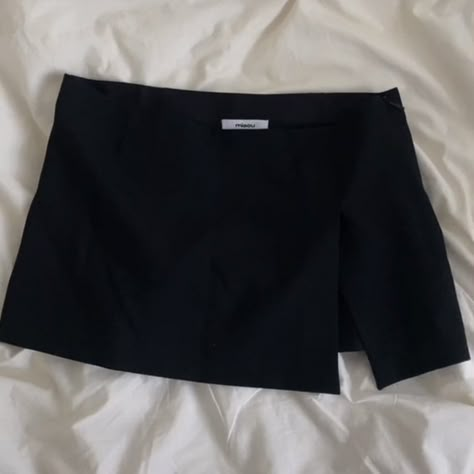 Low Waisted Black Mini Skirt, Low Waisted Black Skirt, Low Waisted Skirt Outfits, Low Waist Skirt Outfits, Black Skirt Aesthetic, Micro Skirts, Mini Skirt Aesthetic, Low Waist Mini Skirt, Low Waisted Skirt