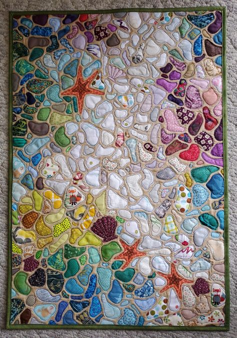 Sea Glass Wall Hanging, Exhausted Octopus Sea Glass Quilt, Sea Life Quilt, Cool Quilt Ideas, Quilting Projects Ideas Fabric Scraps, Scrap Glass Ideas, Sea Glass Quilt Tutorial, Modern Applique Quilts, Seaglass Quilt Tutorial