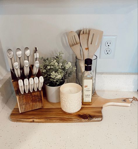 Counter Utensil Holder, Kitchen Counter Decor Knife Block, Wood And Black Kitchen Decorating Ideas, Cream Kitchen Decor Ideas, How To Decorate A Countertop, Knives On Kitchen Counter, Utensils On Counter, Stove Counter Decor, Simple Kitchen Counter Organization