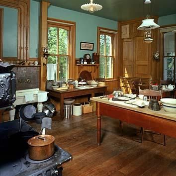 Kitchen remodeling in Lincoln, Nebraska. Victorian Architecture Styles: Victorian Kitchen Recreation. Victorian Style Kitchen, Victorian Kitchens, Victorian Rooms, Historic Kitchen, Unfitted Kitchen, Classy Kitchen, Victorian Style Homes, Victorian Interior, Victorian Interiors