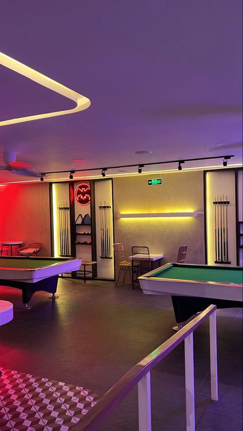 Billiards Bar Interior, Snooker Club Design, Gaming Club Design, Billiard Room Decor Ideas, Billiard Bar Design, Billiard Room Aesthetic, Pool Table Lounge, Billard Aesthetic, Snooker Aesthetic