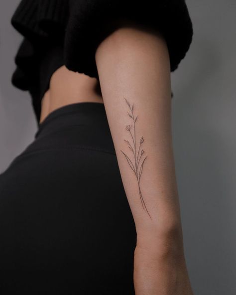 30 Meaningful and Beautiful Tattoo Ideas For Women - Flymeso Blog Minimalist Tattoo Ideas With Meaning, Tattoo Ideas With Meaning, Wörter Tattoos, Minimalist Tattoo Meaning, Tato Minimal, Minimalist Tattoo Ideas, Petite Tattoos, 4 Tattoo, Spine Tattoos For Women