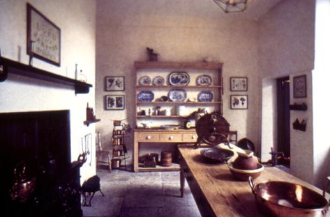 Pallant House Gallery and Historic site, Chichester, England c1820. Restored kitchen. This kitchen is typical for the Georgian to late Victoria period. A ‘range’ in the chimney, a dresser and a kitchen table were usual requirements. Anne With An E House, Regency Era House, 1800s Kitchen, Victorian Style Kitchen, 1920 Design, Chichester England, Victorian Kitchens, Edwardian Kitchen, Kitchen Victorian