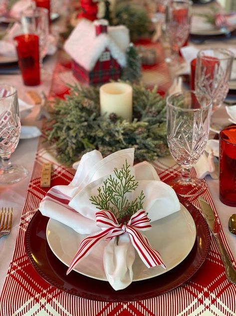 Xmas Centerpieces Dinner Tables Elegant Christmas, Xmas Tablescape Ideas, Bow Christmas Table Decor, Christmas Table Settings 2023, Christmas Garland Table Runner, Christmas Tablescapes Round Table, Christmas Table Settings Round Tables, Christmas Party Tablescapes, Christmas Dinner Table Settings Simple