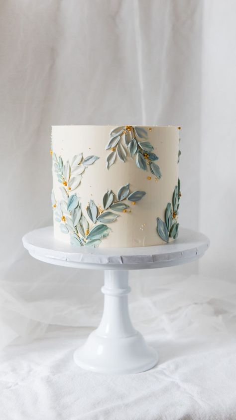 Joy Q | Toronto cake artist 🇨🇦 | I can pipe myself flowers Scrape away buttercream on the cake stand Decorate by myself for hours Till my hands don’t understand Writing... | Instagram Minimal Cakes Birthday, Minimalist Cake Design Simple, Cake Ideas For 35 Year Old Woman, Fresh Flowers Cake Decoration, Simple Beautiful Cake Design, Floral Cake Decorating Ideas, Aesthetic Cakes For Birthday, Dainty Cake Designs, Filipino Cake Design