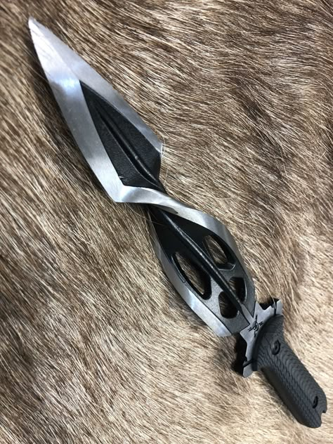 Ms Smith, Apocalypse Survival Gear, Knife Aesthetic, Push Dagger, Unique Knives, Pretty Knives, Apocalypse Survival, Cool Knives, Knife Design