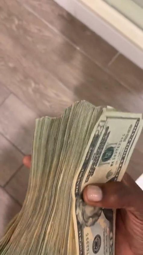 @Bubsll [Video] | Money images, Money and happiness, Budgeting money Money Videos Cash In Hand, Money In Hand, Money Counter, Gig Economy, Counting Money, Easy Cash, Scammer Pictures, Fake Money, Money Images