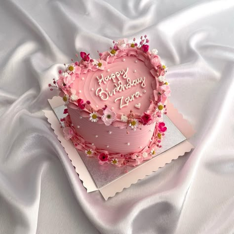 All Posts • Instagram Heart Birthday Cake, Bolo Vintage, 20 Birthday Cake, Vintage Birthday Cakes, 21st Cake, Girly Cakes, 21st Birthday Cakes, Sweet 16 Cakes, 16 Birthday Cake