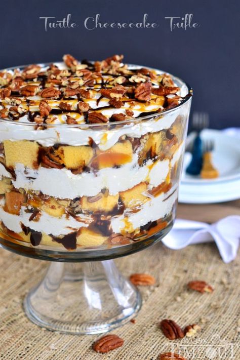 Turtle Cheesecake Trifle - Layers of caramel, chocolate, pecans, no bake cheesecake, and pound cake! MyRecipeMagic.com Christmas Trifle Recipes, Snickers Dessert, Oreo Trifle, Trifle Recipes Easy, Easy Trifle, Trifle Bowl Recipes, Turtle Cheesecake Recipes, Chocolate Pecans, Trifle Dessert Recipes