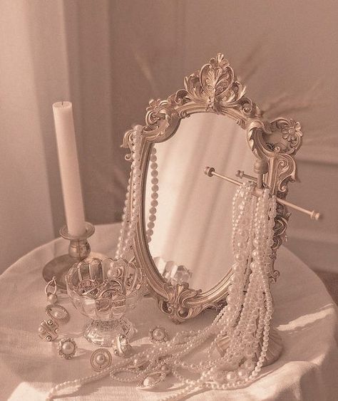 Pearls Aesthetic Vintage, Glam Academia Aesthetic, Pearl Color Aesthetic, Delicacy Aesthetic, White Pearl Aesthetic, Vintage Pearls Aesthetic, Pearly Aesthetic, Vintage Mirror Aesthetic, Money Core