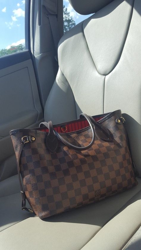 Lv Neverfull Damier Azur, Lv Neverfull Pm Outfit, Handbag Louis Vuitton, Lv Bag Neverfull, Neverfull Bag Outfit, Neverfull Pm Outfit, Neverfull Aesthetic, Louis Vuitton Handbags Outfits, Luis Vuitton Neverfull