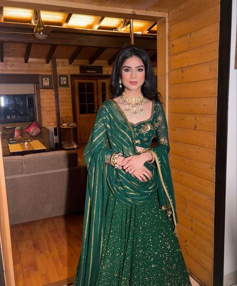 Lehenga Long Sleeve, Long Sleeve Lehenga, Mehndi Lengha, Green Indian Outfit, Pretty Lehengas, Mehendi Hairstyles, Farewell Outfits, Green Lengha, Mehendi Outfits For Bride