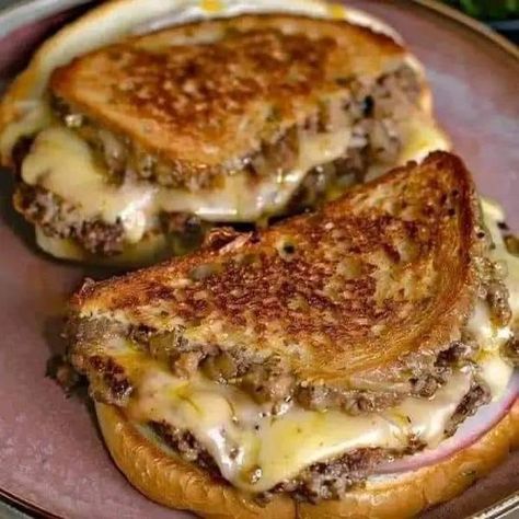 Chef gordon Ramsay recipes | Ultimate Patty Melt with Secret Sauce | Facebook Mini Crockpot Recipes, Patty Melt Recipe, Caramelized Onions Recipe, Mushroom Recipes Pasta, Chipped Beef, Creamy Mushroom Pasta, Melt Recipe, Patty Melt, Beef Sandwich