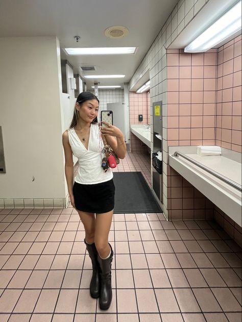 ootd, casual outfit, date outfit, boots, steve madden, brandy melville, urban outfitters Steve Madden Berkleigh Boots Outfit, Madden Boots Outfit, Steve Madden Boots Outfit, Brown Boots Outfits, Brown Boots Outfit, Outfit Boots, Outfit Date, Madden Boots, Date Outfit