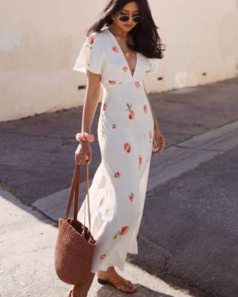 long summer dress  #longdress #dressoutfits #summerdresses #dressesforwomen #summervibes #summeroutfitswomen #summerstyle #summerclothes White Floral Dress Long, Sukienki Maksi, Zara Maxi Dress, Stil Boho, Summer Dress Outfits, Brown Bag, Long Summer Dresses, Mode Inspiration, Looks Vintage