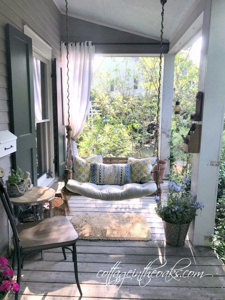 12 ways to make your patio or deck more homey. Add coziness by doing these simple tips | awonderfulthought.com Atrium Architecture, Farmhouse Porches, Screened Porch Ideas, Summer Front Porch Ideas, Garden Swings, Front Porch Inspiration, Porch Kits, Cottage Porch, Building A Porch