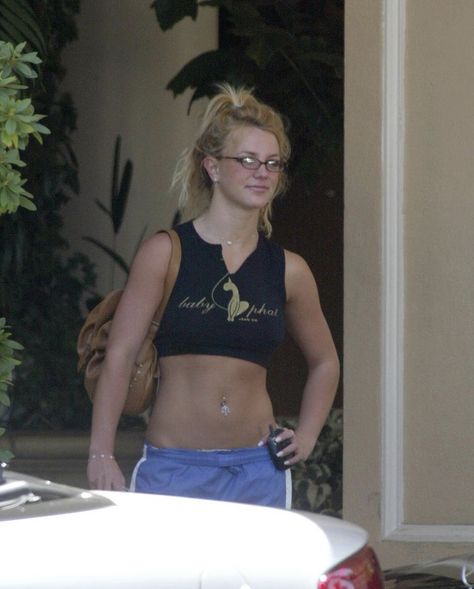 Britney Spears Belly Button Piercing, Britney Spears Body 2000s, Manifest Fitness, Britney Spears Street Style, Wide Ribcage, Britney Spears Body, Britney Spears 2000s, Types Of Women, Celebrity Street Style