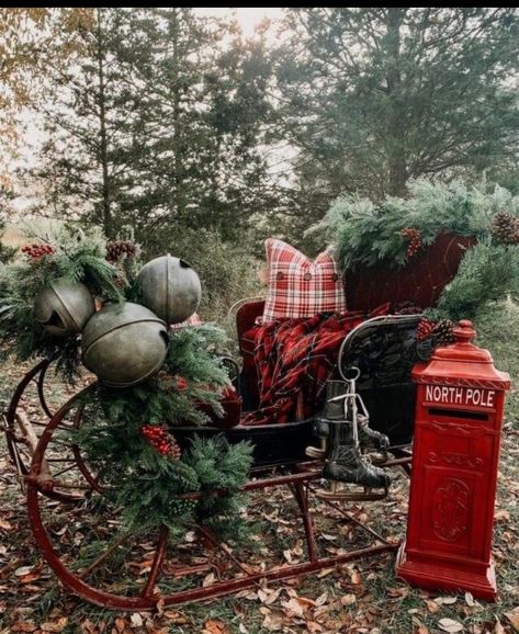 Christmas Sleigh Decorations, Christmas In Heaven, Christmas Farm, Cabin Christmas, Front Porch Christmas Decor Ideas, Porch Christmas Decor Ideas, Country Christmas Decorations, Porch Christmas Decor, Front Porch Christmas