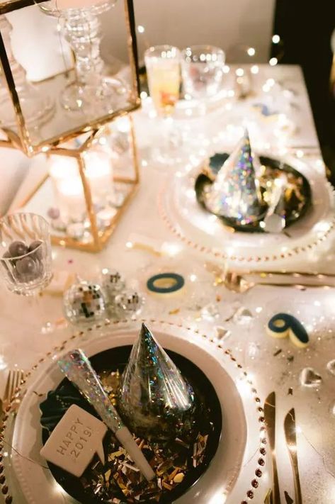 New Years Dinner Table Decor, 2023 New Years Eve Party Ideas, New Year’s Eve Table Setting, New Years Table Setting, Nye Table Decor, New Year’s Eve Dinner, Nye Table Setting, New Year Eve Ideas, Nye Tablescape