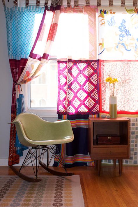 Six Ways to Use Scarves: love their ideas to use scarves for a make-shift room divider, curtains or headboard. A great way to cheaply add color and texture to a college dorm space. Cortina Boho, Scarf Curtains, Diy Drapes, Rideaux Boho, Cortinas Boho, Diy Window Treatments, Diy Boho Decor, Boho Mode, Diy Pom Pom