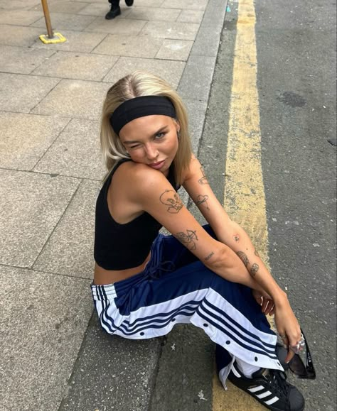 Headbands Outfit Casual, Headband Summer Outfit, Adidas Pants Street Style, Blue Adidas Track Pants Outfit, Blue Headband Outfit, Adidas Track Top Outfit, Adidas Tracksuit Aesthetic, Adidas Track Pants Outfit Aesthetic, Blue Adidas Pants Outfits