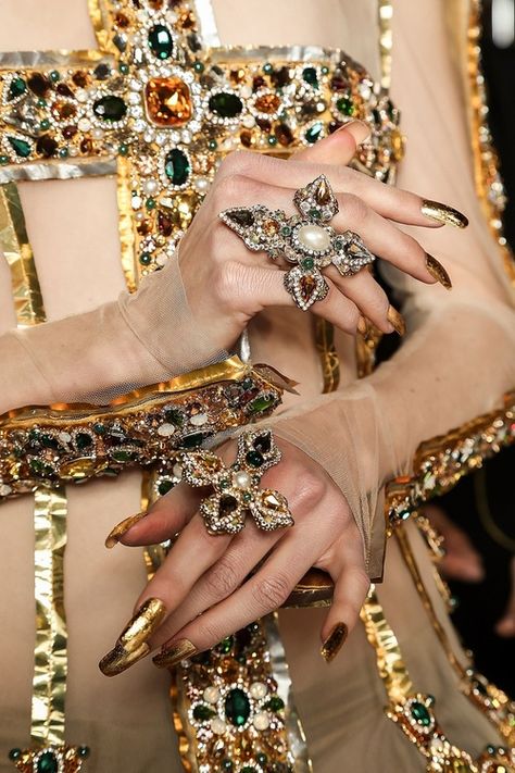 fashion Bild Maria Core, Extravagant Jewelry, Yiqing Yin, Guo Pei, A Night At The Opera, Couture Details, Dolce E Gabbana, Spring Summer 2017, Primavera Estate